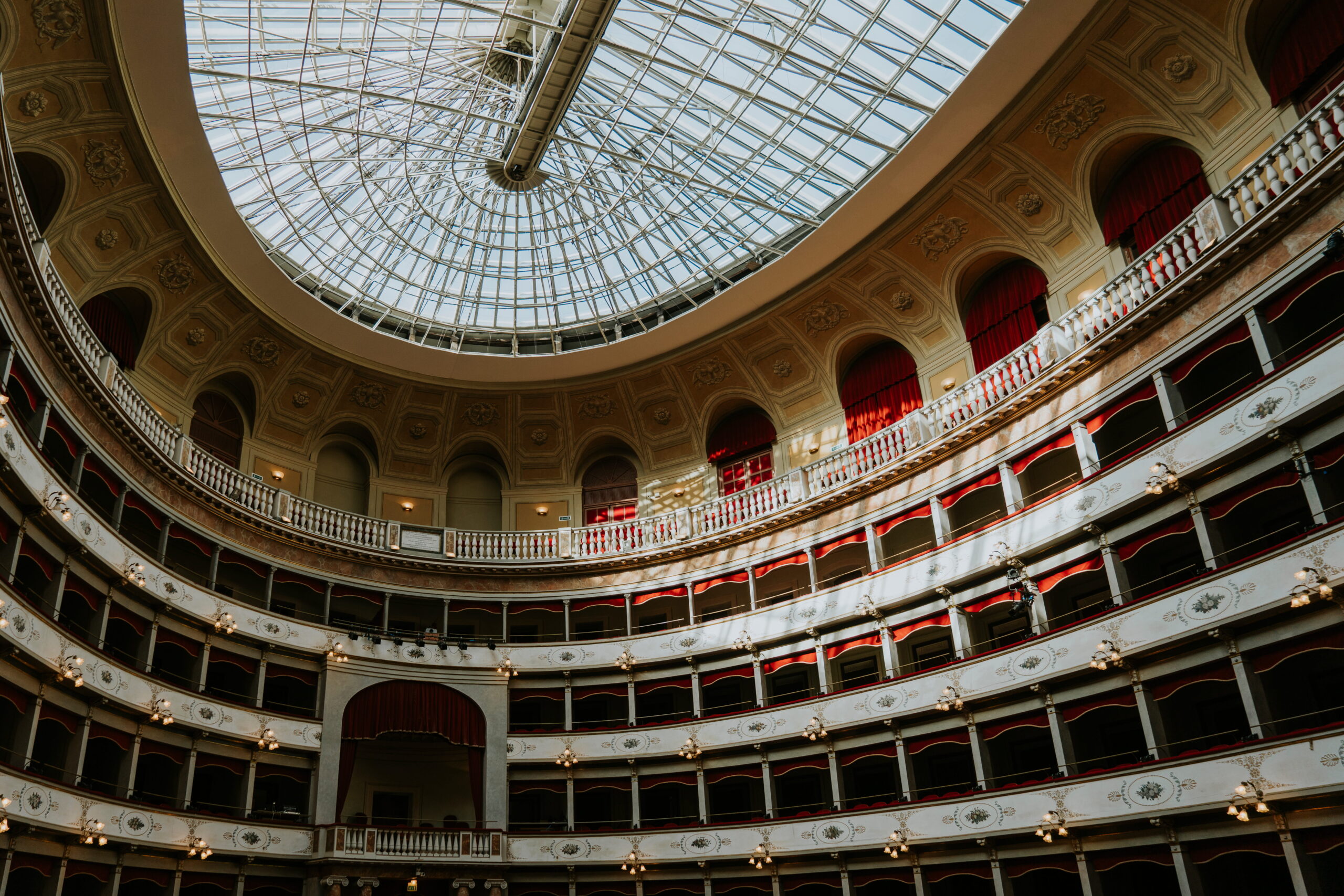 Interno del Teatro Goldoni di Livorno con vista sulla platea e sui palchi